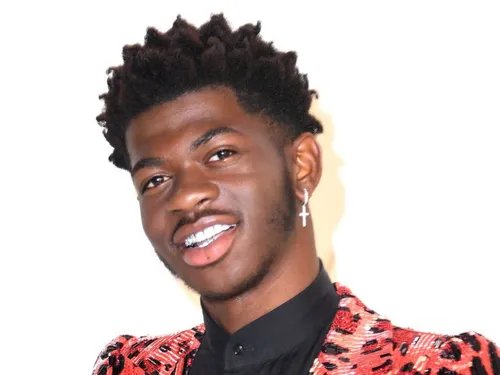 Lil Nas X en prison et entièrement nu dans le clip de "Industry Baby"